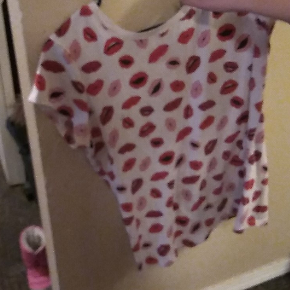 A short sleeve shirts with lips on it